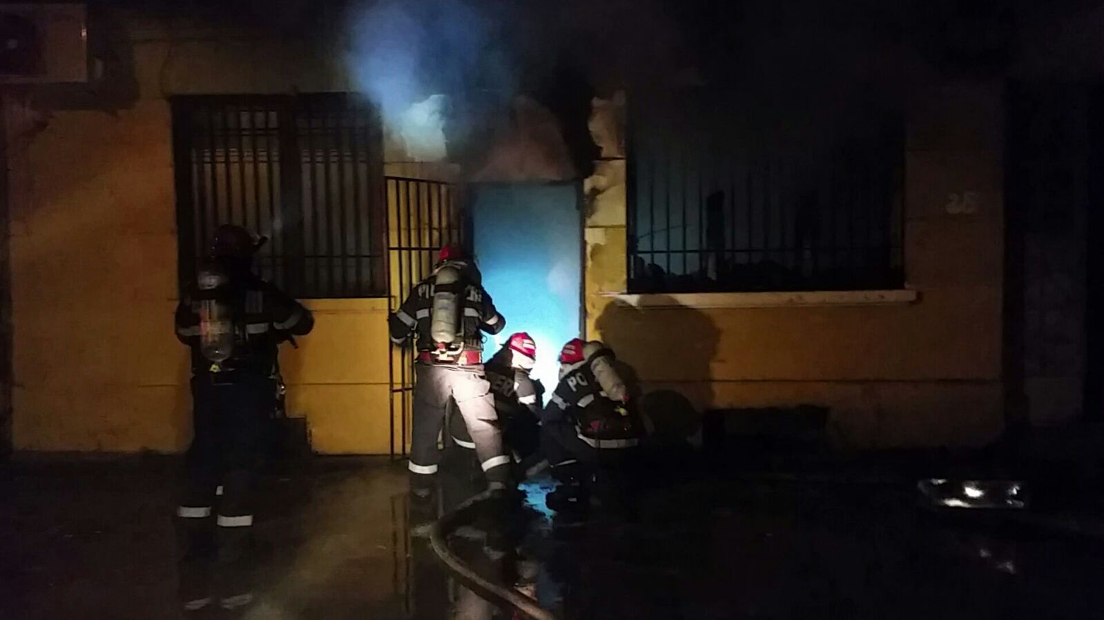 UPDATE: VIDEO/FOTO – Incendiu într-un bloc din CONSTANȚA. Locatarii au fost evacuați