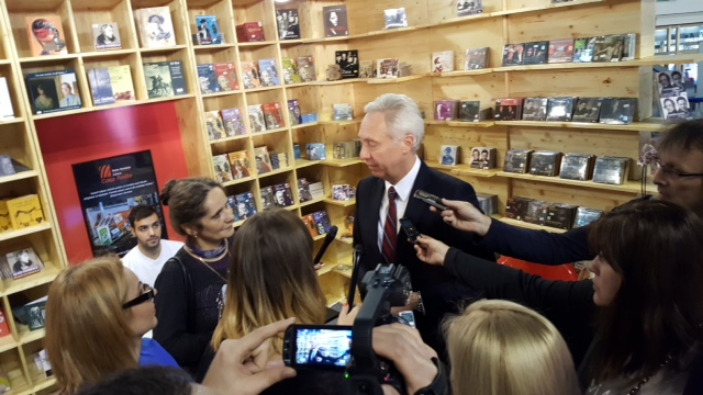 VIDEO – Ambasadorul SUA, Hans Klemm a vizitat Târgul Internațional GAUDEAMUS