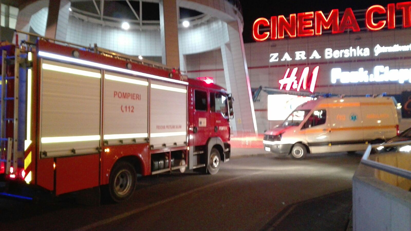 FOTO/VIDEO – PANICĂ la Maritimo. Pompierii intervin la hypermarket-ul Auchan