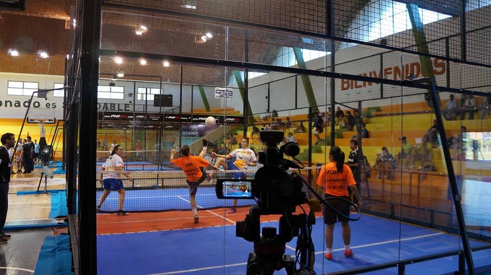 Jucători români de padbol ridică spectacolul la fileu