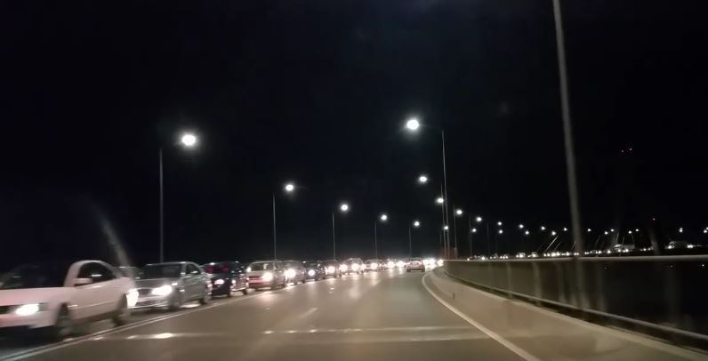 VIDEO: Cozi uriașe de mașini pe podul nou de la AGIGEA