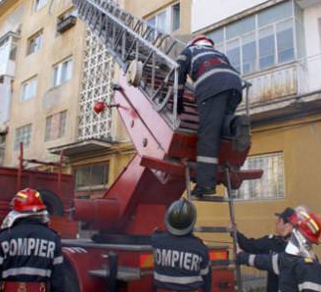 TULCEA: O bucată de tablă stă să cadă de pe un bloc