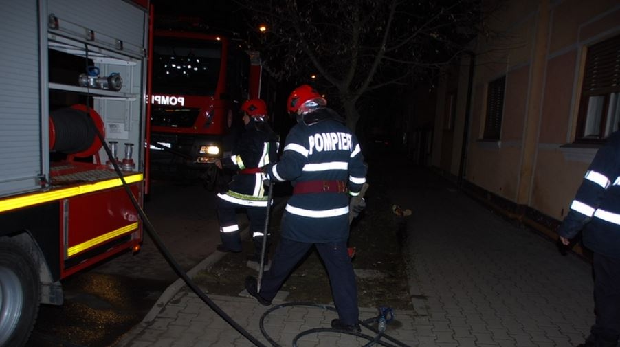 MANGALIA: Incendiu la o magazie dezafectată