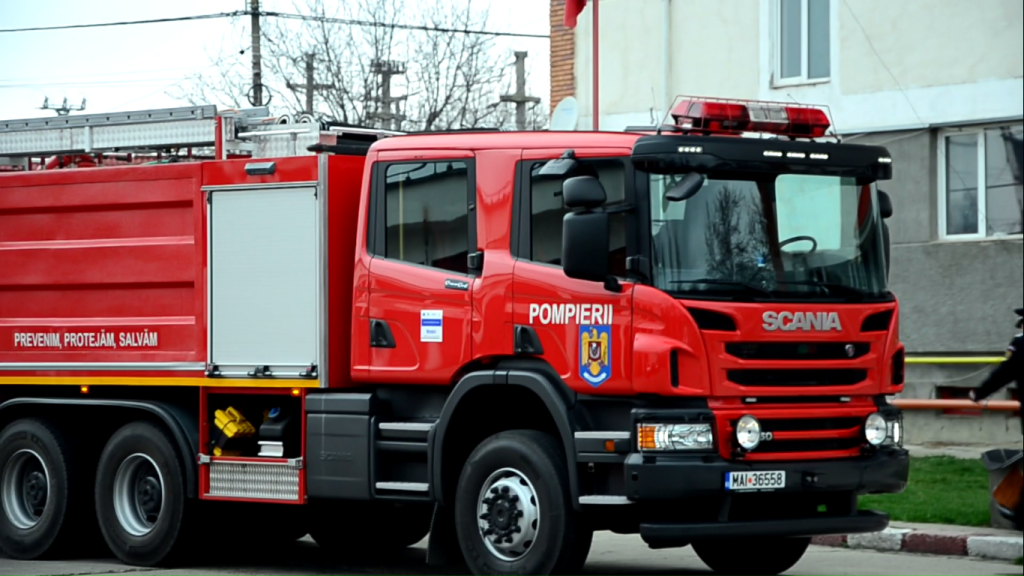 HÂRȘOVA: Un apartament a luat foc. Două persoane au fost salvate de pompieri