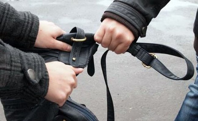 TULCEA: Suspectați că furau poșete prin smulgere, REȚINUȚI de polițiști