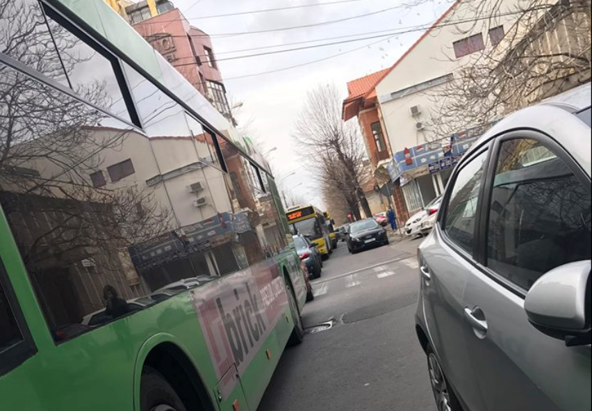 CONSTANȚA/FOTO: Trafic blocat de două mașini parcate neregulamentar