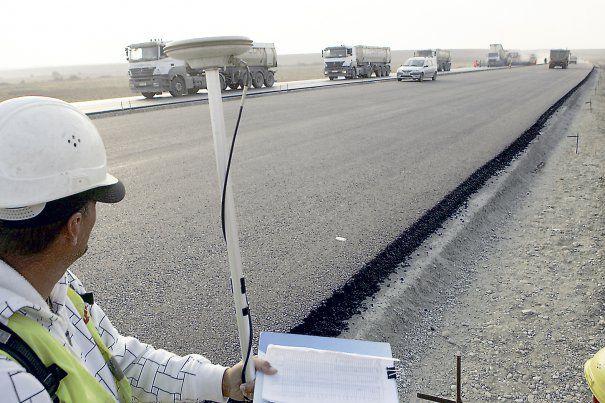 În ciuda vremii, continuă reparațiile la autostrăzi și drumuri naționale