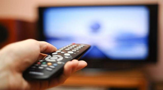 TVR 1 difuzează, sâmbătă, 12 noiembrie, de la ora 23:10, dezbaterea „TVR şi Radio România, între public şi politic. Cine plăteşte?”