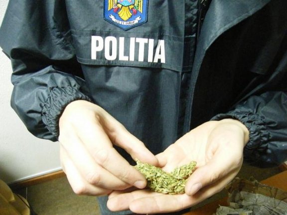 BRĂILA: Patru bărbaţi au fost reținuți pentru trafic de droguri de mare risc