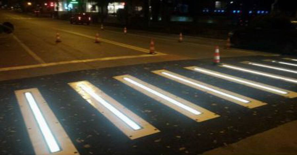 TULCEA/FOTO: Trecerea de pietoni ,,inteligentă” a început să se fisureze