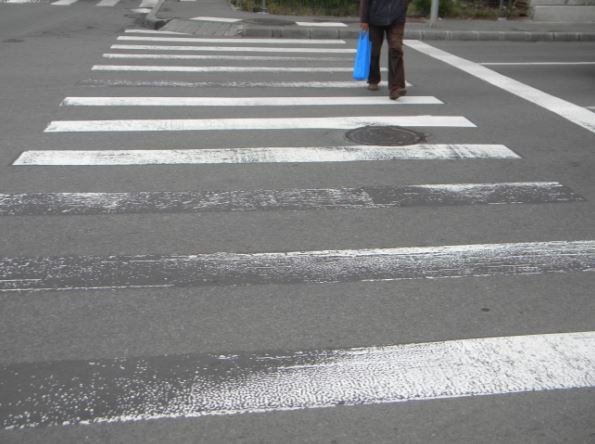 CONSTANȚA: Trecerile de pietoni şi celelalte marcaje rutiere sunt tot mai puţin vizibile
