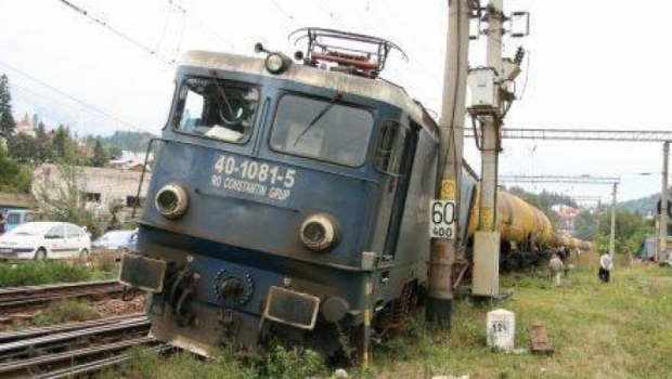 Un marfar încărcat cu azotat de amoniu a deraiat. Două trenuri de călători au rămas blocate