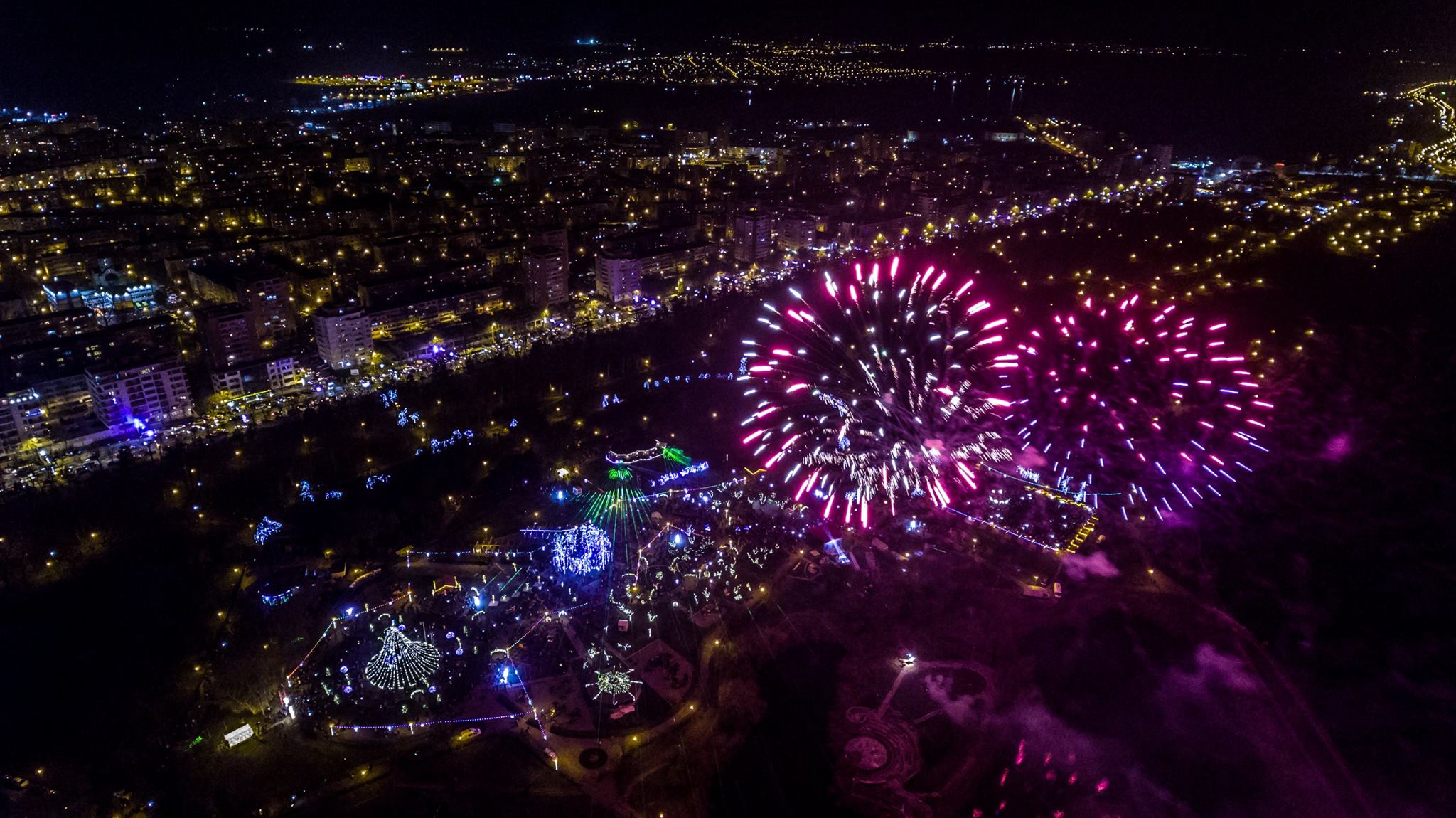 FOTO/VIDEO – Joc de lasere și foc de artificii pe Tărâmul Magic al Crăciunului