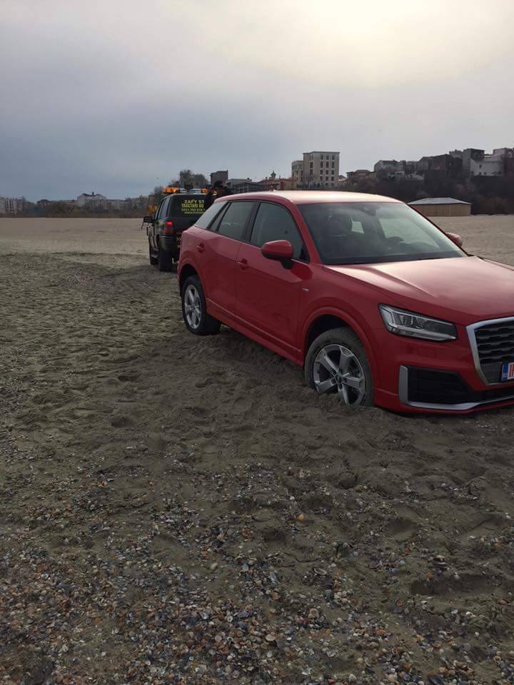 CONSTANȚA: Autoturism de lux, „eșuat” în nisip pe plaja Modern