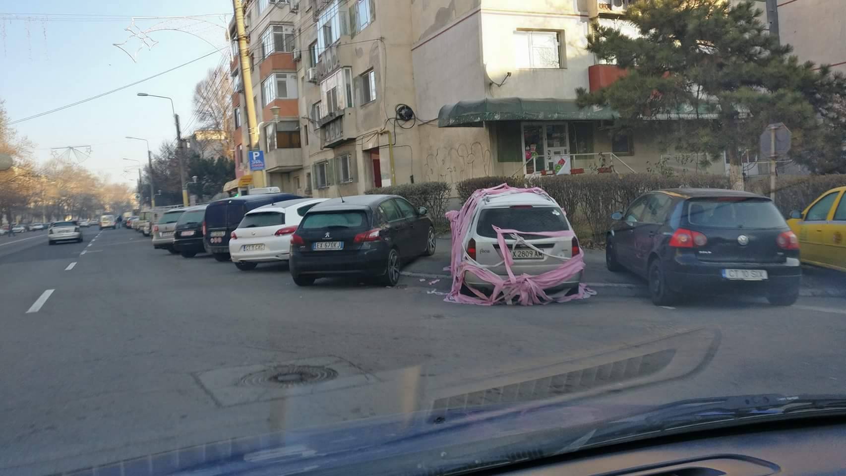 CONSTANȚA: Mașină „împachetată” în hârtie igienică