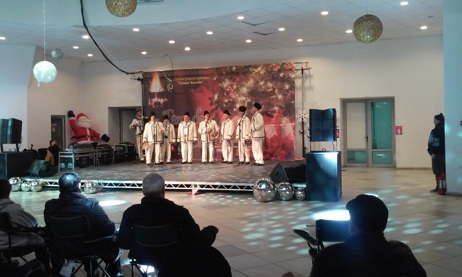 FOTO/VIDEO – Constanța: Elevii au împodobit bradul în Atelierul lui Moș Crăciun