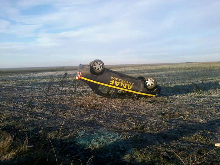 FOTO – Județul CONSTANȚA: O mașină de la ANAF s-a răsturnat pe câmp în localitatea Chirnogeni