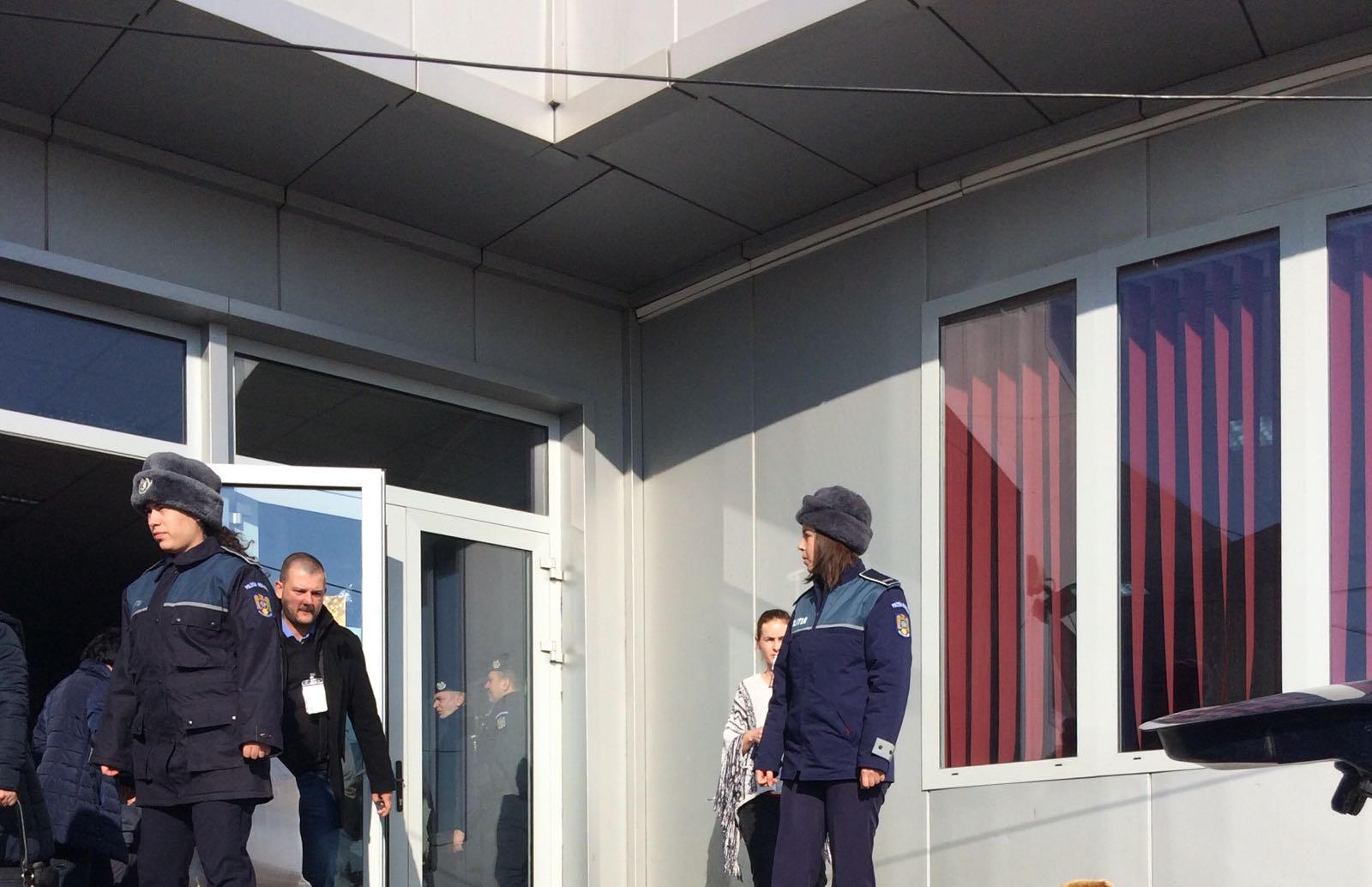 FOTO – Județul Constanța: Peste 2.000 polițiști și jandarmi prezenți în zonele secțiilor de votare