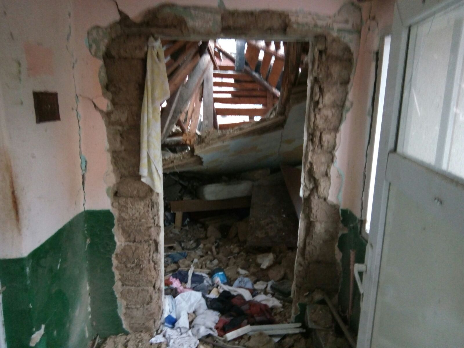 VIDEO/FOTO: O butelie a EXPLODAT într-o locuință din CONSTANȚA