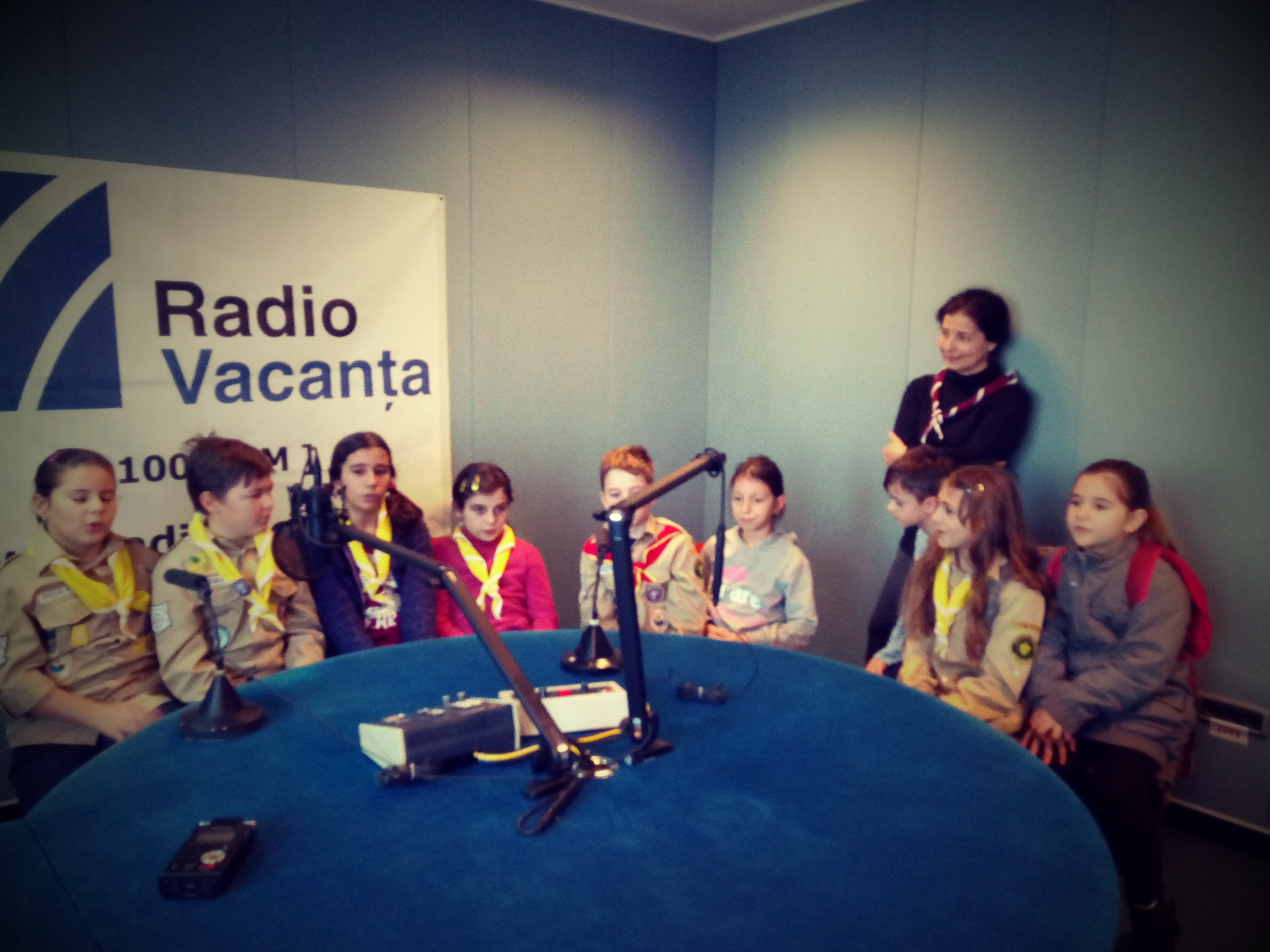 FOTO – TOȚI PENTRU UNUL ȘI UNUL PENTRU TOȚI! Lupișorii neînfricați au explorat astăzi studiourile Radioului Constanța