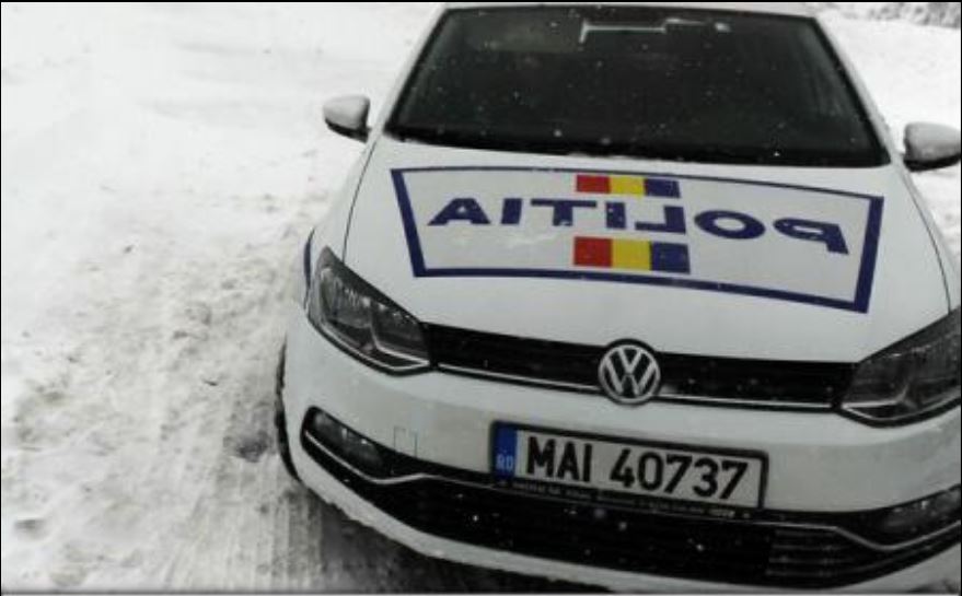 PRAHOVA. O mașină a căzut într-o râpă după ce a derapat la Cota 1400