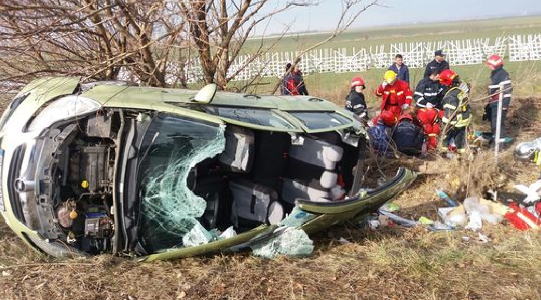 ACCIDENT GRAV pe A2. O mașină s-a răsturnat. Un copil a fost rănit grav