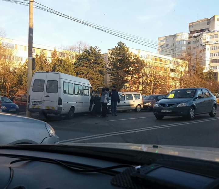 Foto – CONSTANȚA: Carambol rutier cu microbuz de persoane și mai multe mașini