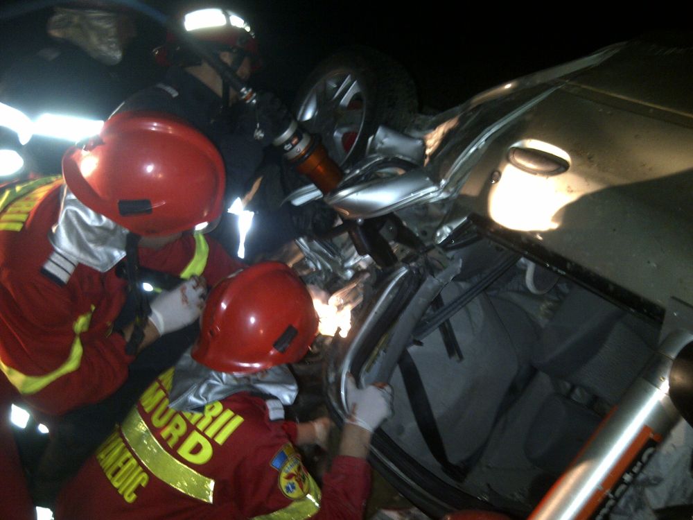 Update/Foto – DN3, județul CONSTANȚA: Șofer MORT, după ce o mașină a intrat sub o cisternă