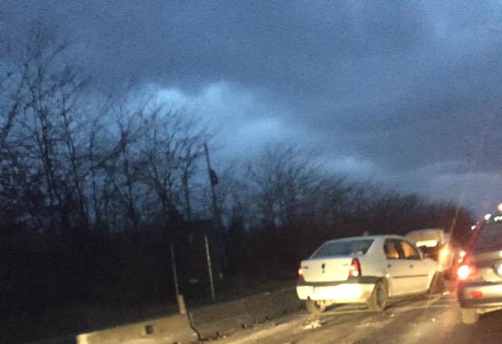 Accident rutier în Lazu. Se circulă cu dificultate