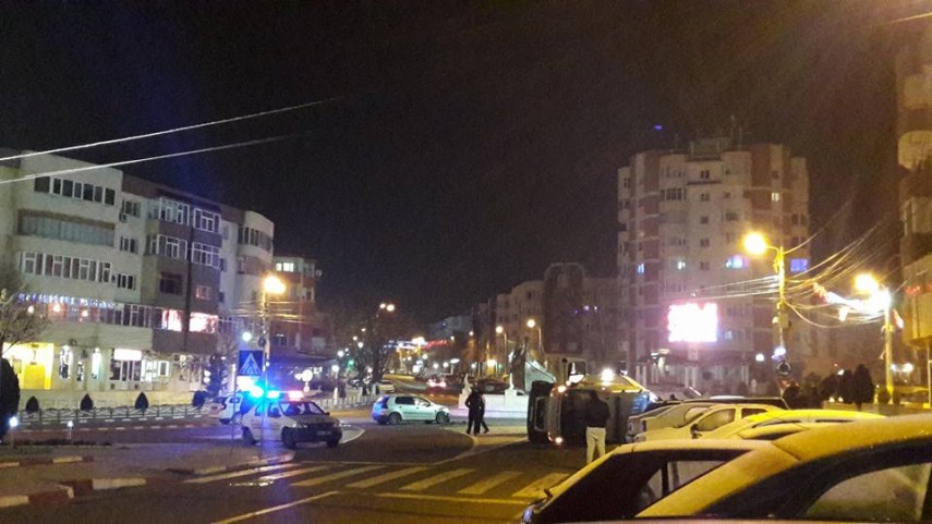 NĂVODARI/FOTO: Ambulanță implicată într-un accident rutier. Autospeciala s-a răsturnat!