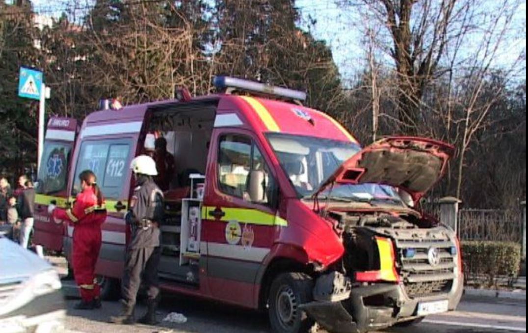 PLOIEȘTI: Ambulanță SMURD implicată într-un accident de circulaţie