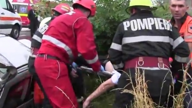 Adolescent de 15 ani la volan, mort după ce a căzut cu mașina în râpă