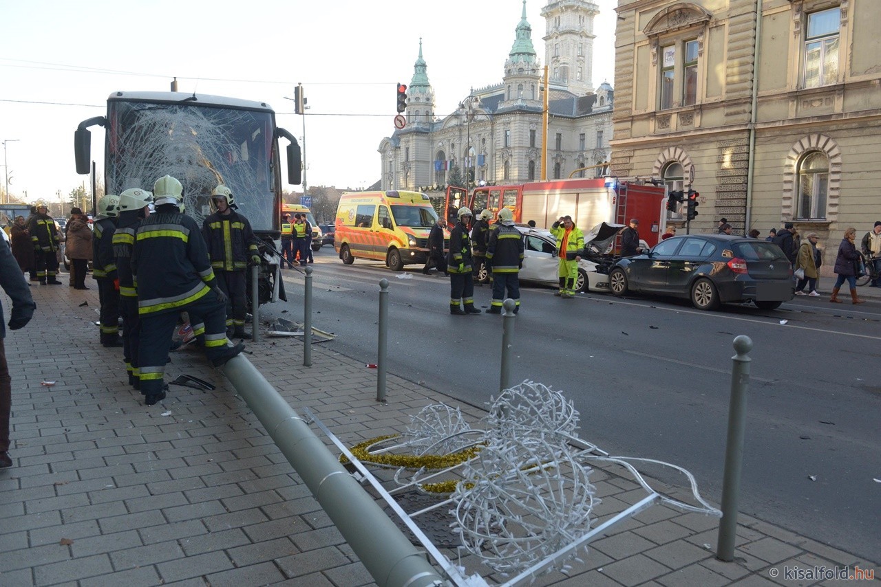 FOTO – Autocar cu români, implicat într-un ACCIDENT în Ungaria