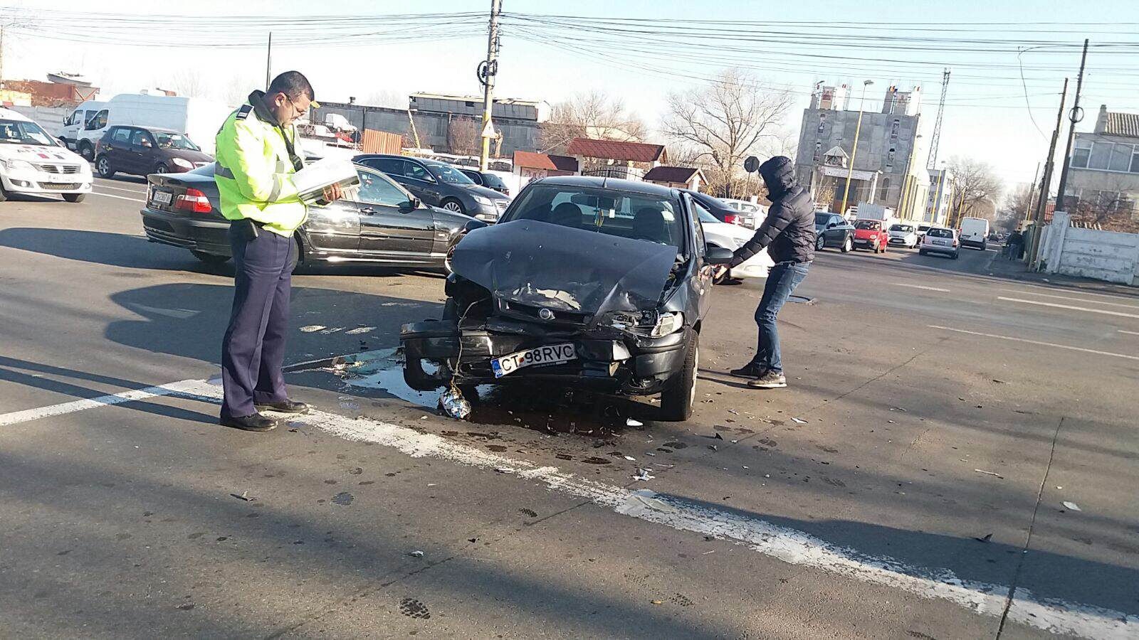 FOTO/CONSTANȚA: Accident rutier în cartierul Medeea. O persoană a fost rănită