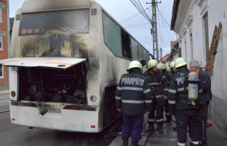 VASLUI: Un autobuz cu pasageri a luat foc în trafic
