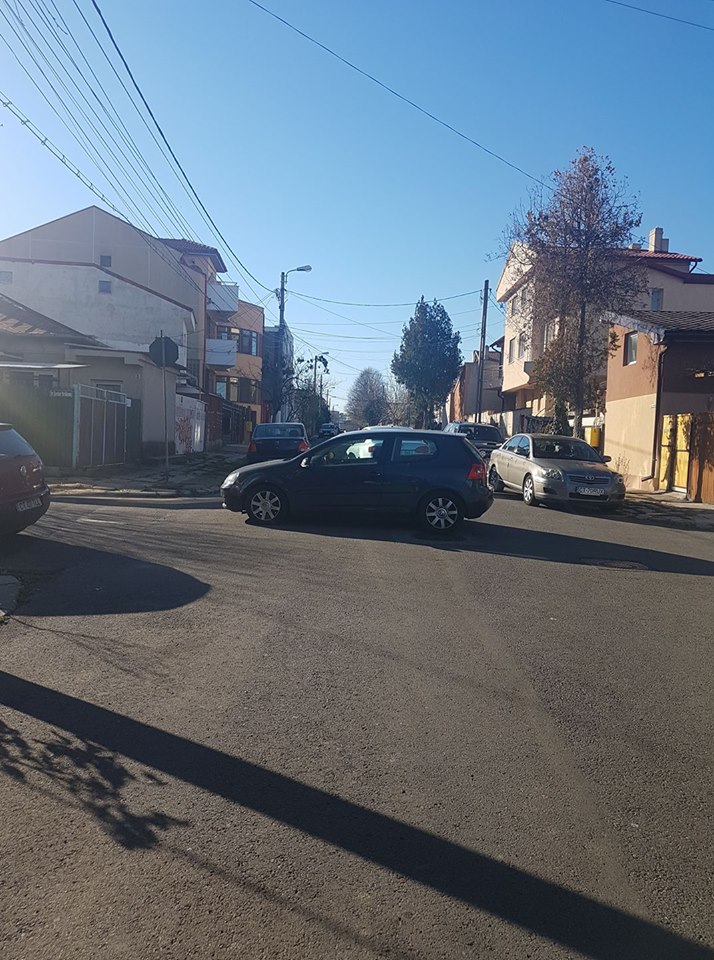 FOTO – CONSTANȚA. Cum să BLOCHEZI o intersecție? PARCHEZI mașina!