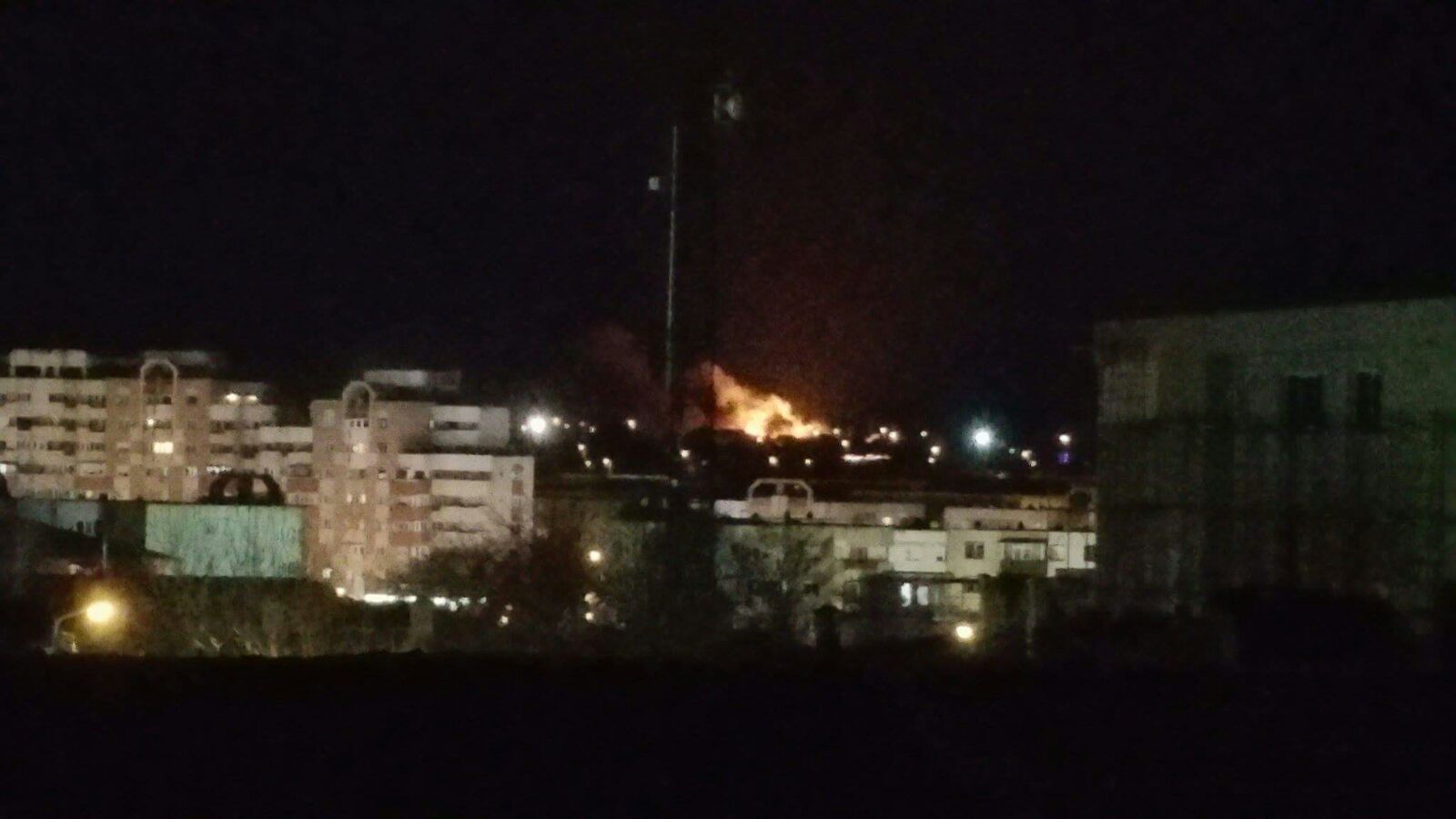 FOTO – UPDATE: O casă a luat FOC în NĂVODARI. Incendiul s-a extins și la gospodăria vecină
