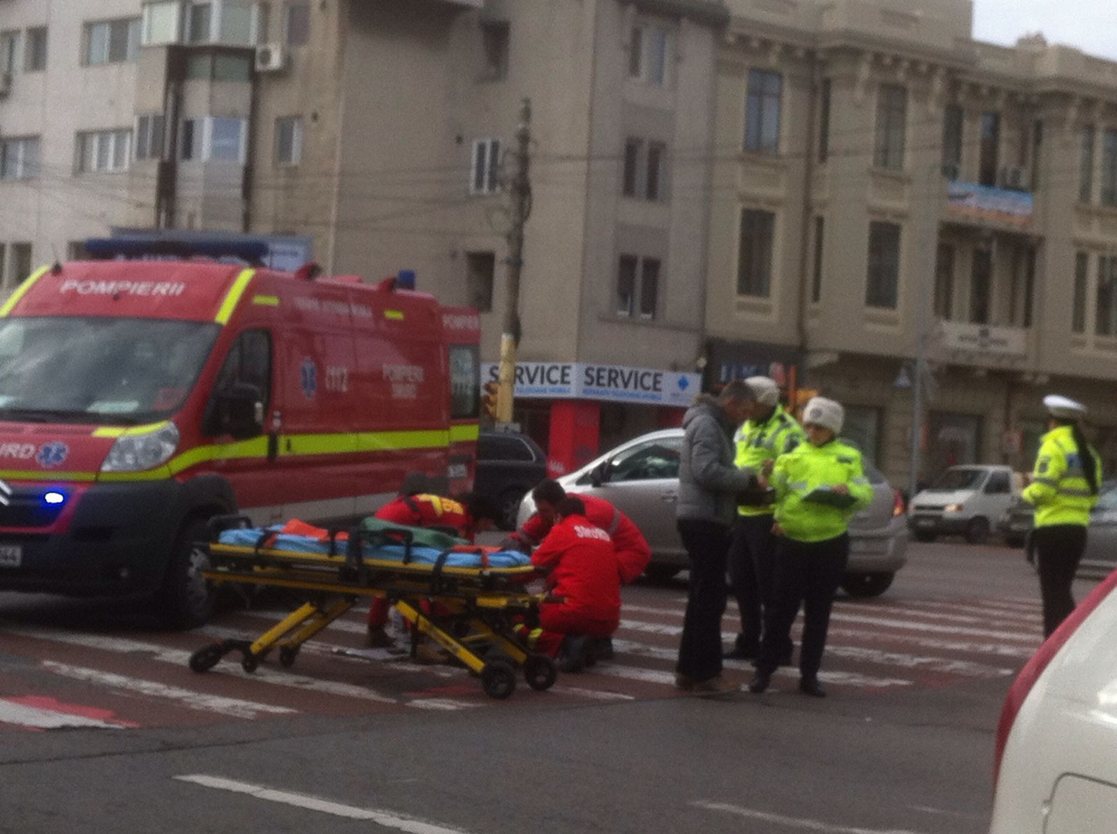 Foto/CONSTANȚA: Pieton accidentat pe trecere, la Capitol