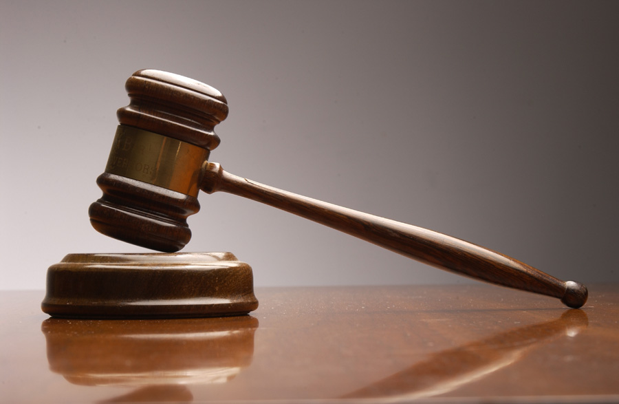 Un criminal va primi daune uriaşe de la stat fiindcă nu a fost lăsat să participe la înmormântarea mamei