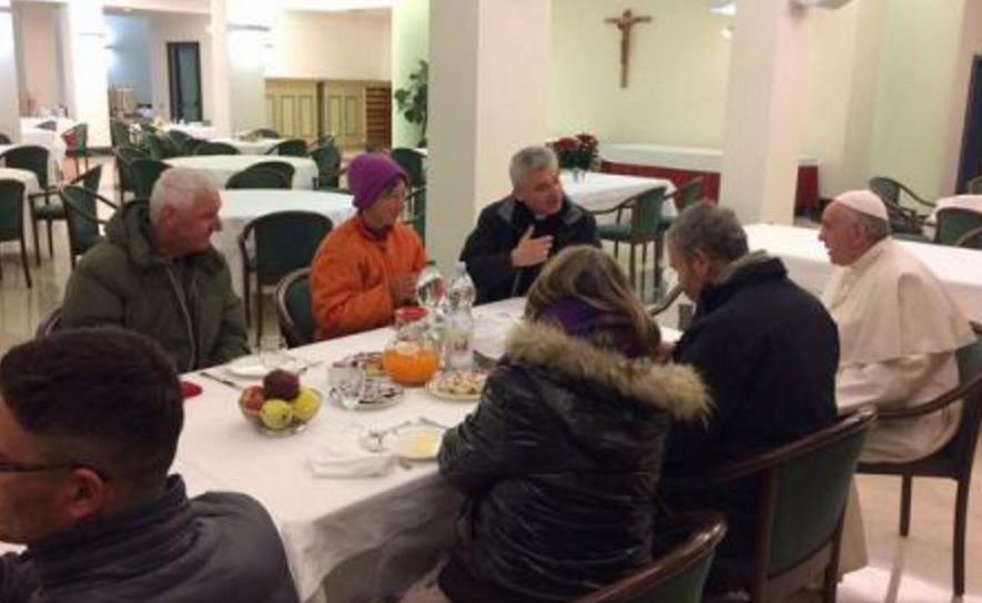 Doi români fără adăpost au luat masa cu Papa Francisc