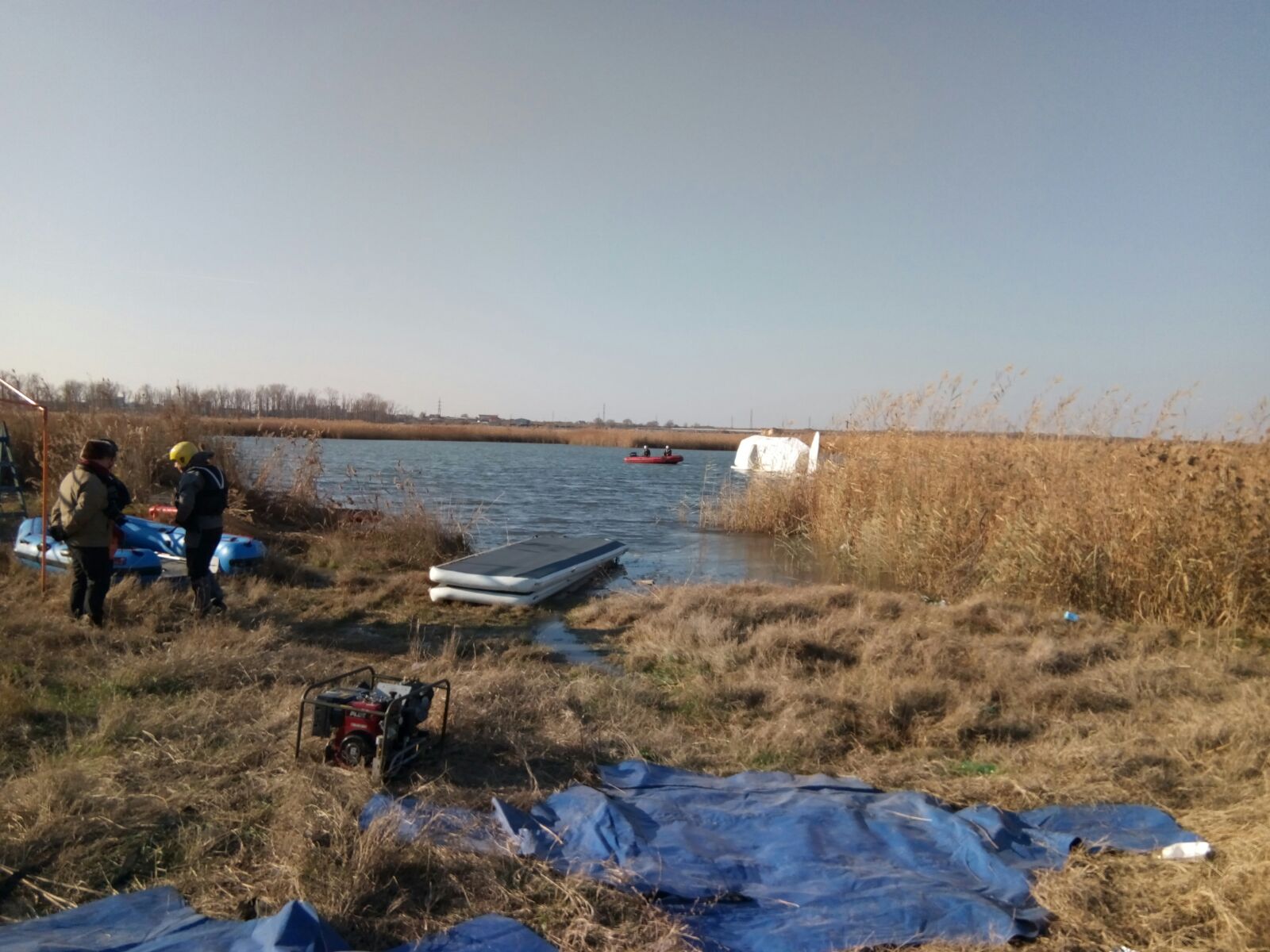 VIDEO/FOTO – MANGALIA: Desfășurare de forțe pentru salvarea unor persoane dintr-un avion căzut în lac