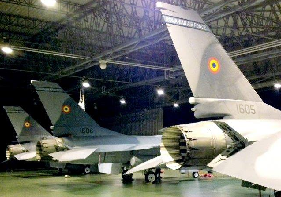 Încă trei F-16 sub culori românești vor ateriza astăzi la Baza Aeriană 86