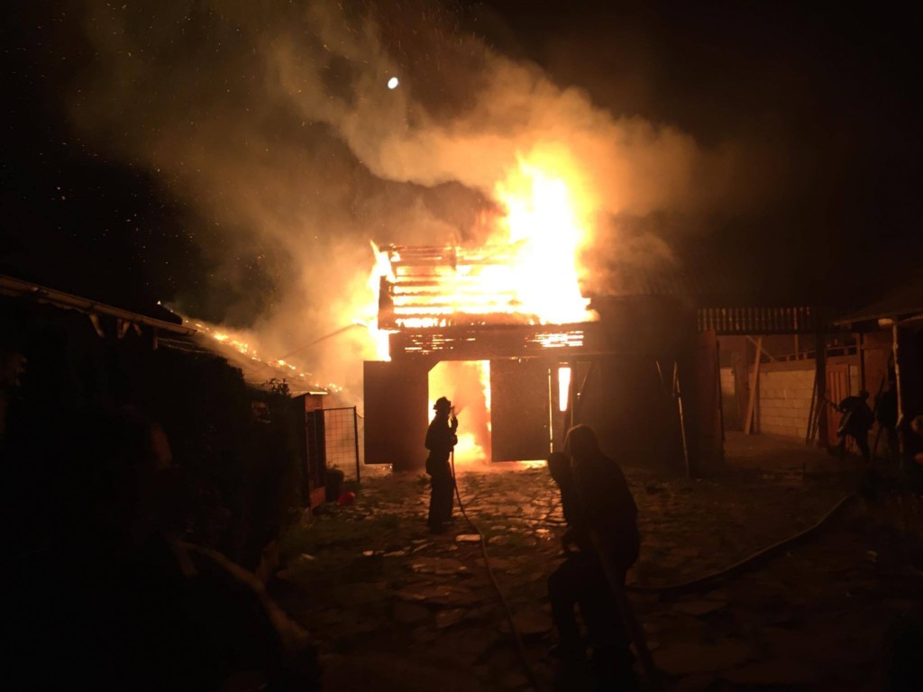 UPDATE/Gospodărie în flăcări la Valu lui Traian