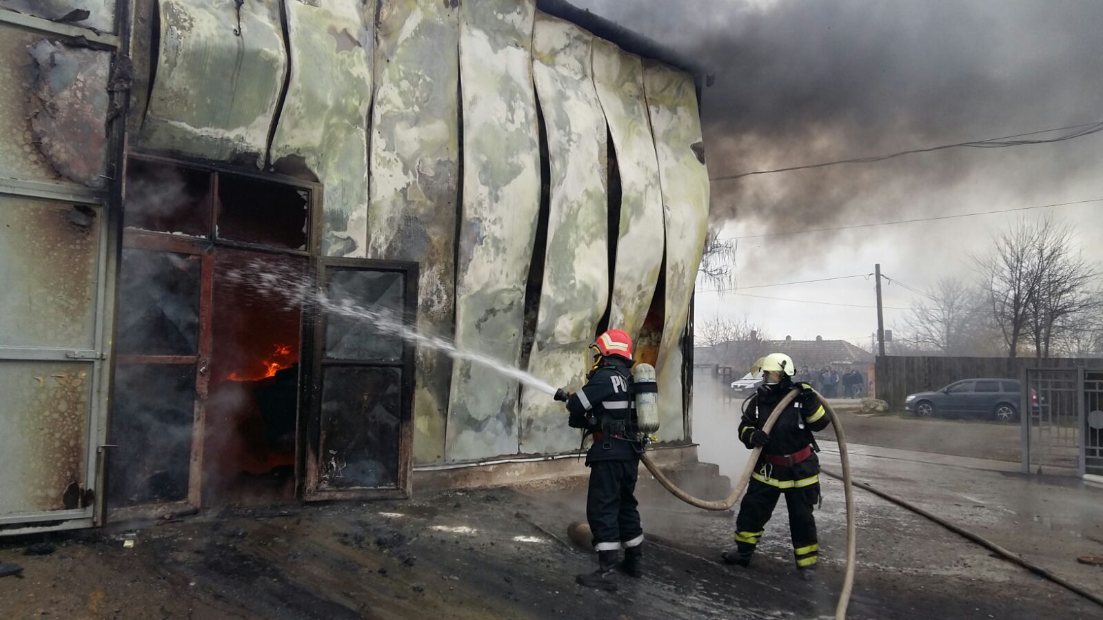 VIDEO/FOTO: Un garaj plin cu utilaje și motorină a luat foc în localitatea Cobadin
