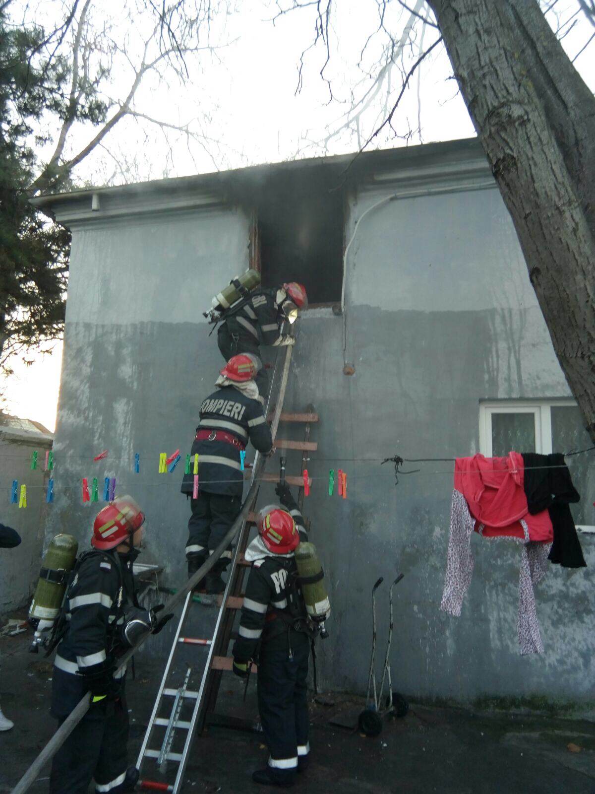 VIDEO – CONSTANȚA. ARDE o casă pe strada Patriei