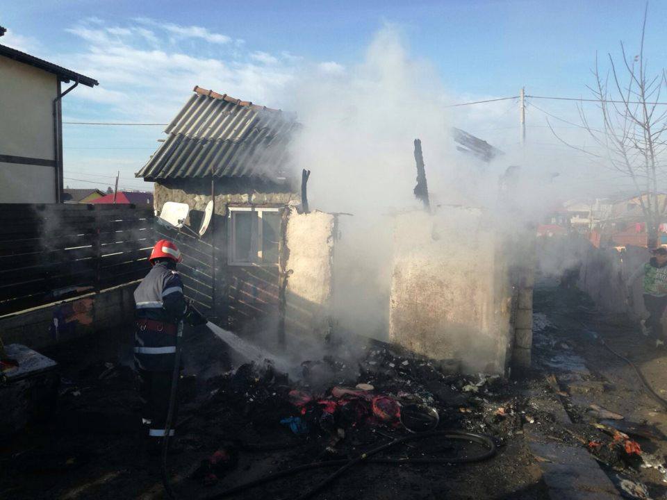 A luat FOC acoperișul unei case la Cumpăna