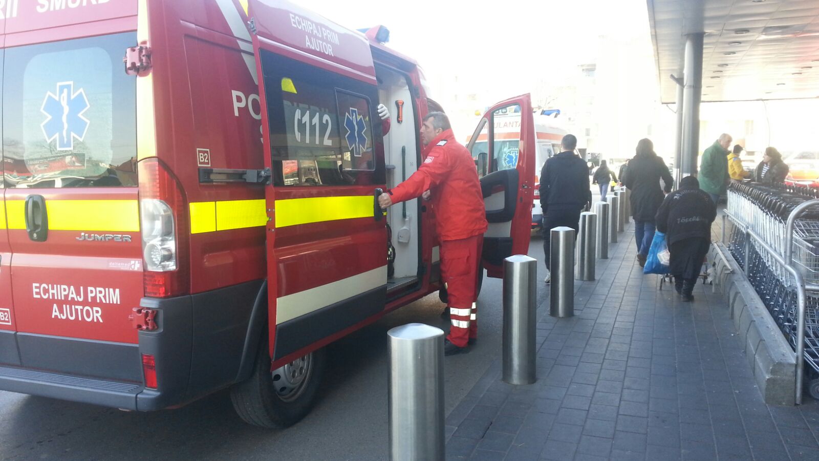 Agitație într-un supermarket din CONSTANȚA. Medicii și polițiștii au intervenit de urgență