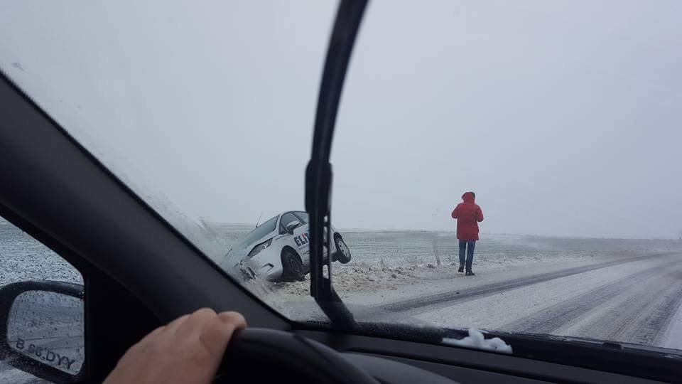 FOTO/VIDEO – O mașină S-A RĂSTURNAT pe drumul dintre Constanța și Tulcea