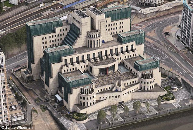 Șeful MI6 avertizează că ISIS pregătește atentate în Marea Britanie
