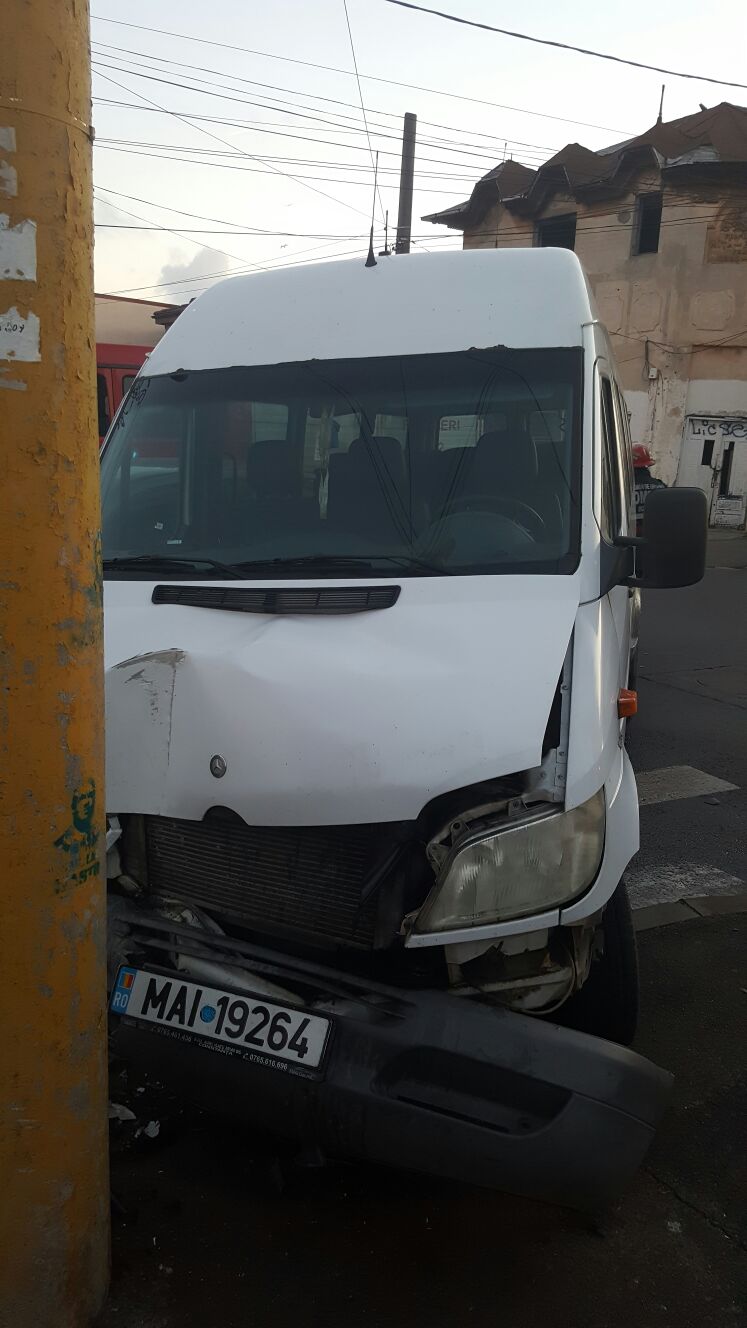 UPDATE/FOTO – Accident rutier în CONSTANȚA. Un microbuz MAI este IMPLICAT